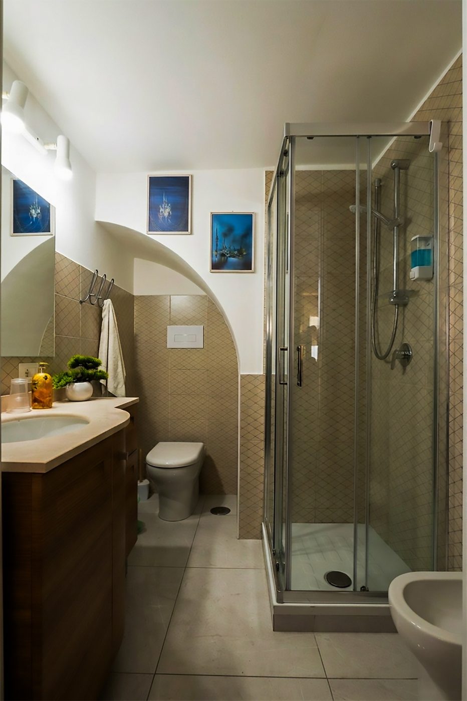 Bagno con doccia e nicchia ad arco — House Casarella, Napoli