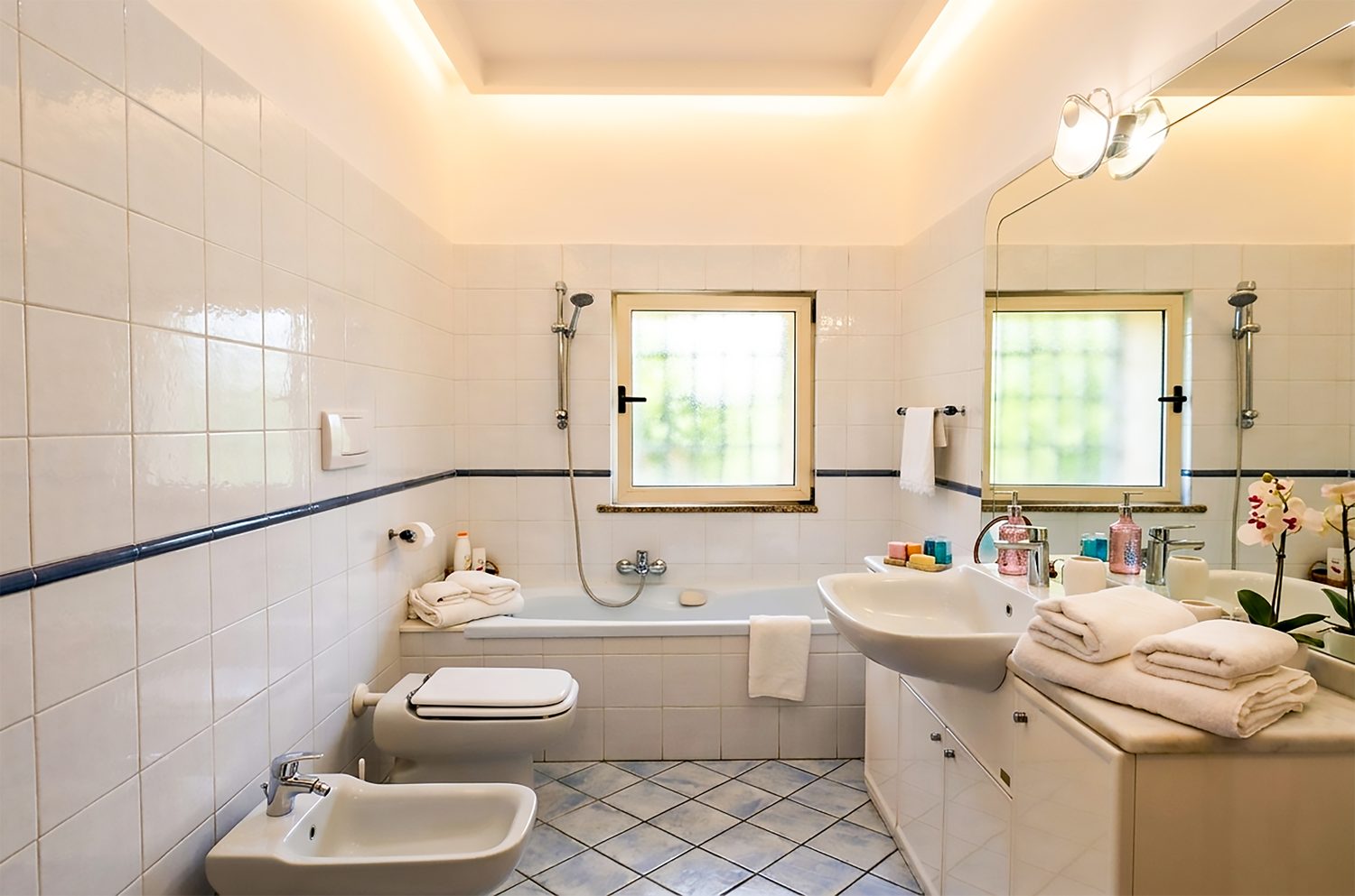Bagno con vasca — Le Zie di Sedile di Porto, Napoli
