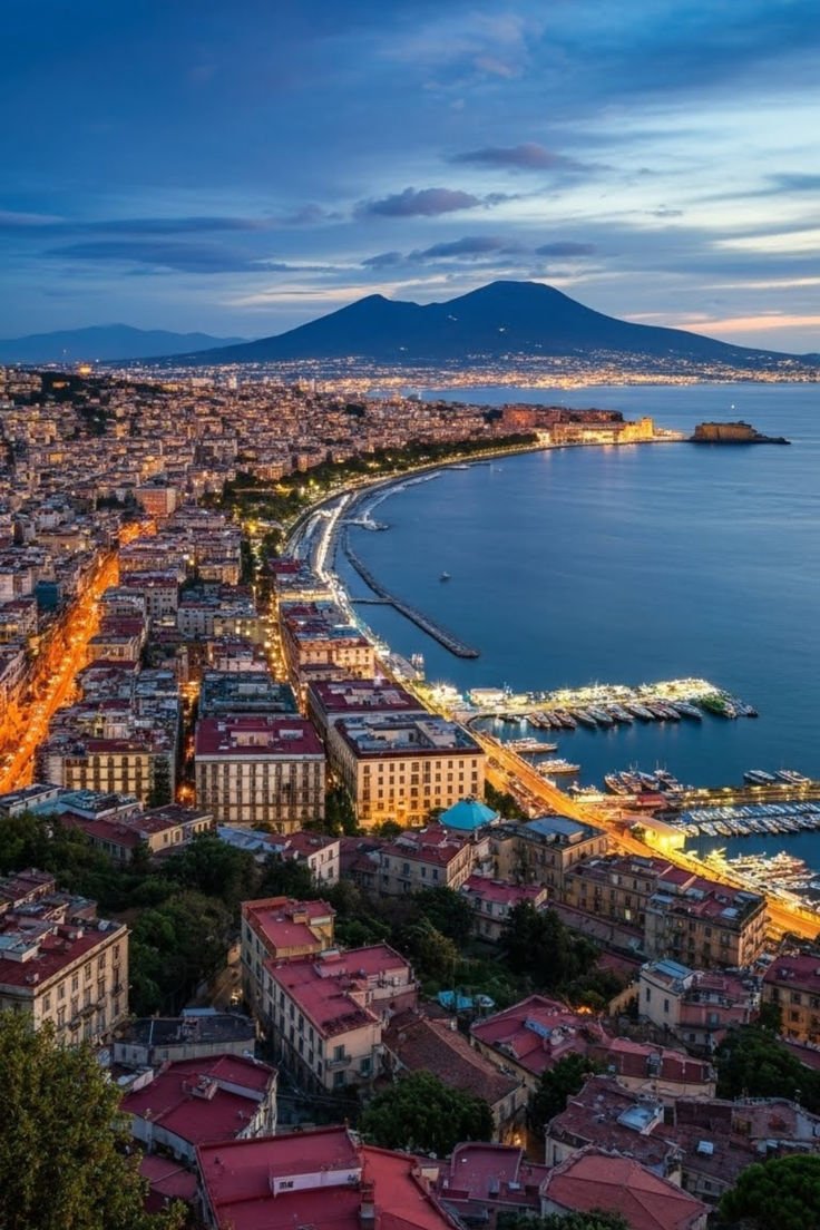 Veduta di Napoli, del golfo e del Vesuvio al tramonto
